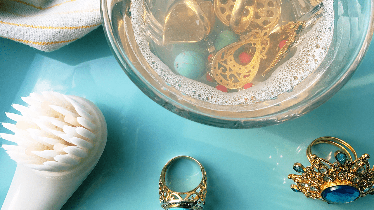 11The Ultimate Guide to Choosing the Right_ Jewelry Cleaner
